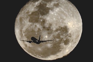 ELLITORAL_221013 |  Twitter La foto del avión con la luna de fondo, dio la vuelta al mundo.