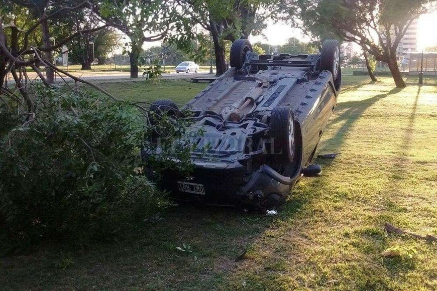 ELLITORAL_199237 |  Gentileza Radio EME No frenó. Un conductor protagonizó un accidente en el badén, el 15 de noviembre pasado. Otros rompieron el cárter.