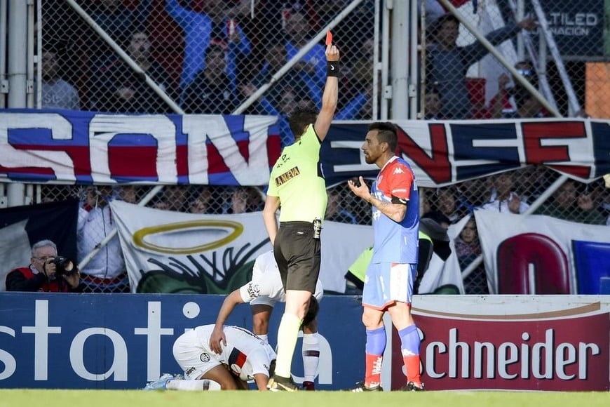 ELLITORAL_260764 |  Marcelo Endeli Nicolás Lamolina le muestra la tarjeta roja a Bottinelli luego del exceso verbal del defensor. Todo arrancó de un error del árbitro. Ya se había ido, segundos antes, Martínez de la cancha por la doble amonestación. Todavía está Poblete en el piso