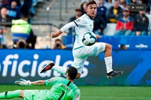 EFE Dybala marca el 2 a 0 luego de una gran definición.