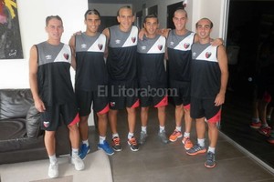 El Litoral Nuevos looks. Son los que lucen los debutantes del plantel, que ya pasaron por las manos de los más experimentados del plantel sabalero. Mateo Hernández, Nicolás Leguizamón, Franco Verón, Maximiliano Martínez, Mauro Marconato y Joaquín Giovanini.