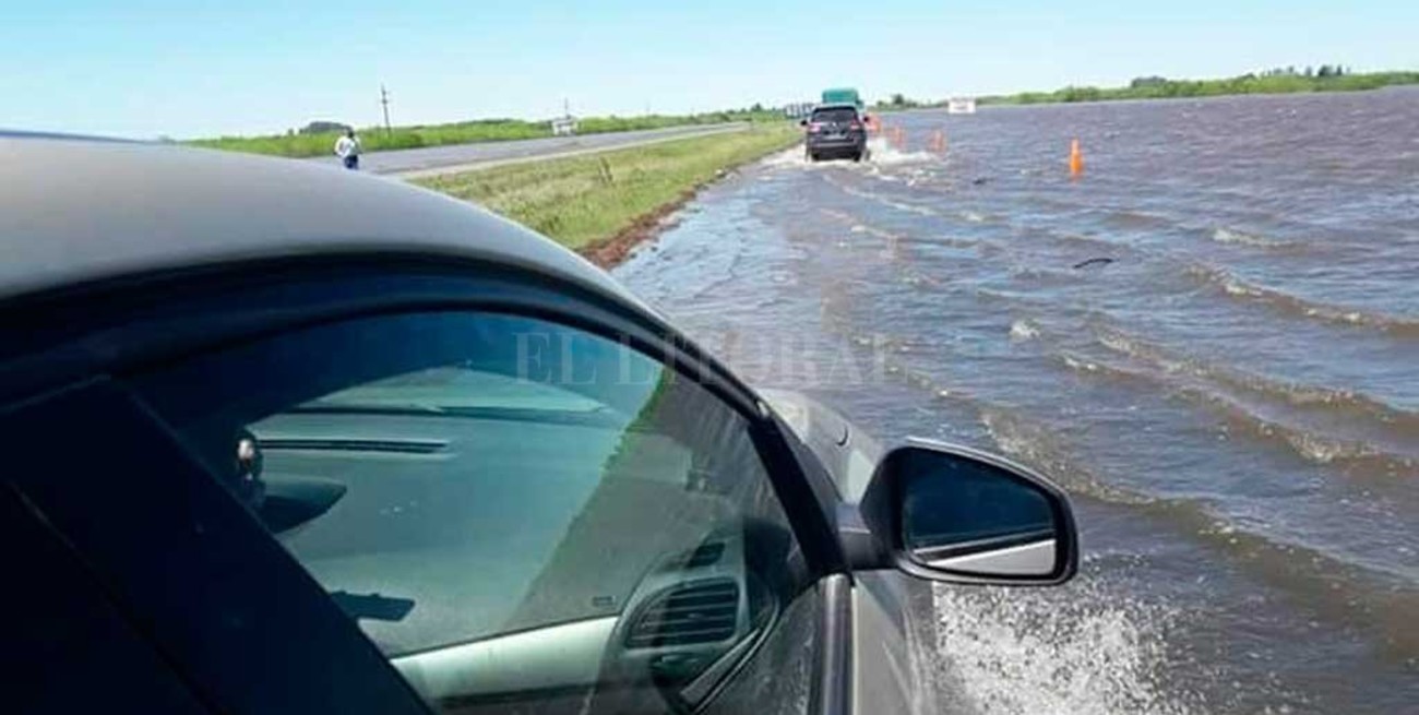 Cortaron la autopista Santa Fe - Rosario por agua en la calzada