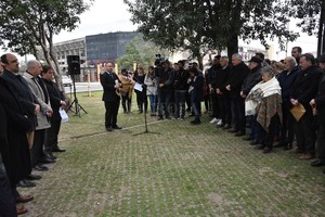 ELLITORAL_256169 |  Guillermo Di Salvatore Homenaje a las víctimas del atentado a la AMIA en la plazoleta Danilo Villaverde.