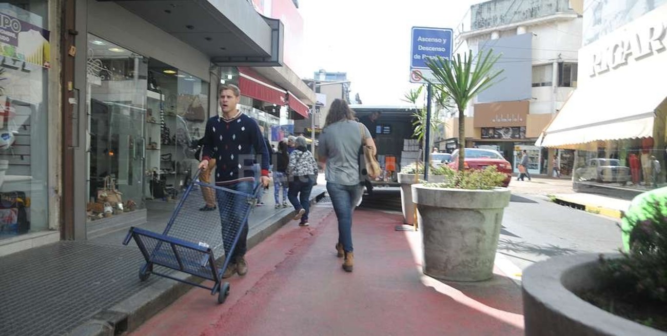 Comerciantes de calle Mendoza plantean dificultades por la semipeatonalización