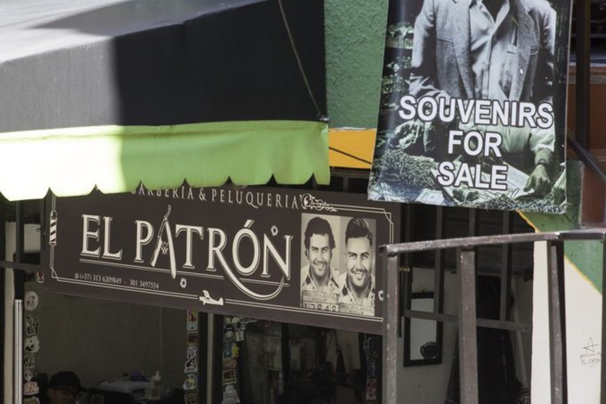ELLITORAL_230880 |  DPA 21 noviembre 2018, Colombia, Medellin: Comercios que venden artículos relacionados con el narcotráficante Pablo Escobar. en el barrio homónimo. En una colina de Medellín se encuentra una urbanización de amplias casas con jardín, suelos en baldosa y colores relucientes, donde habitan poco más de 16.000 personas que todavía hoy, 25 años después de la muerte de Pablo Escobar, recuerdan con religiosidad al capo que les brindó un techo a los "más necesitados".
(Vinculado al texto de dpa ""Pablo Escobar", el barrio que rinde culto al capo del narcotráfico" del 27/11/2018) Foto: Daniel Romero/dpa +++ dpa-fotografia +++