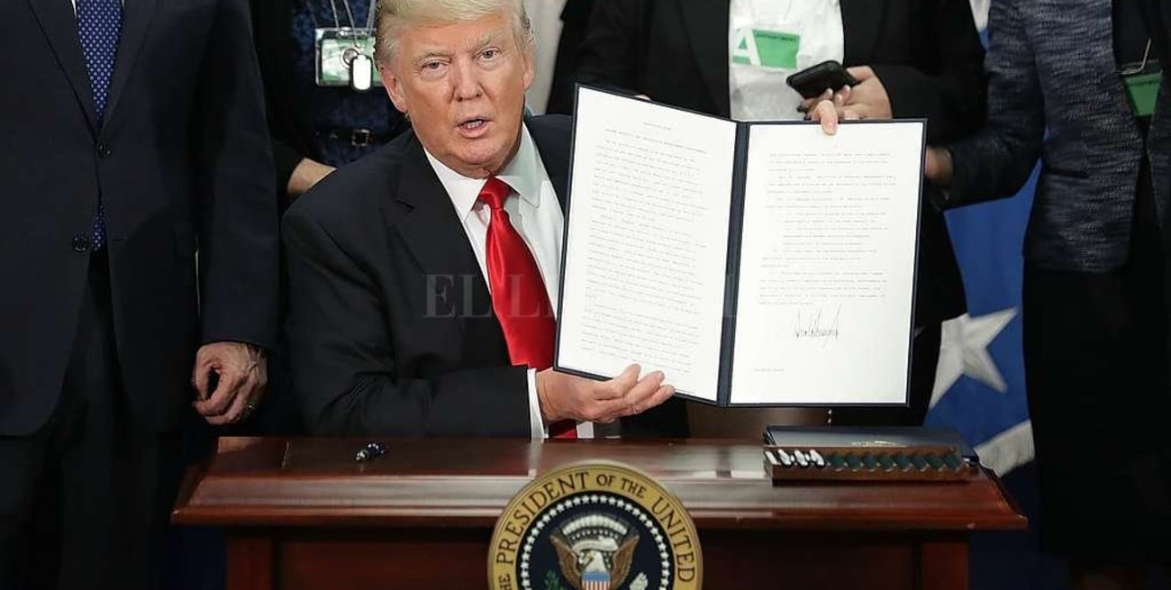 Trump firmó los decretos para construir dos muros en la frontera con México
