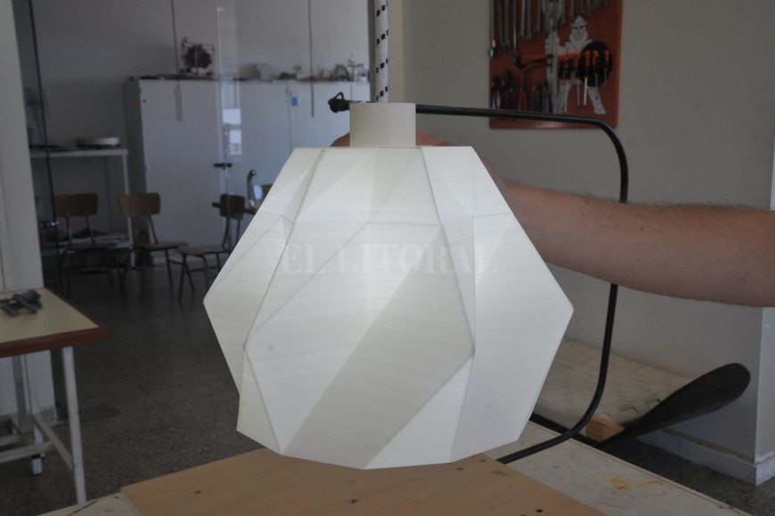 ELLITORAL_197331 |  Flavio Raina Pieza terminada en 3D. Después de tres horas de trabajo, la impresora Tank One formó esta lámpara.