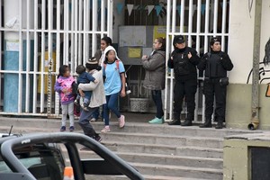 ELLITORAL_252377 |  Luis Cetraro Frente a la escuela. En la puerta de la Bolivar hay una patrulla permanente de 6 a 18 horas.