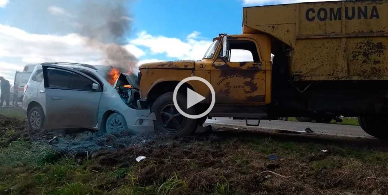 Video: un auto terminó en llamas tras un fuerte choque en la Ruta Nacional 11