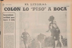 ELLITORAL_224481 |  Archivo El Litoral Así lo reflejó El Litoral aquella gran victoria ante Boca, pero en el Centenario. En la foto que grafica la cobertura, se observa la acción de Coscia, marcando el tercer gol. Apenas tres minutos después llegaría el golazo inolvidable del  Negro  Fernández.