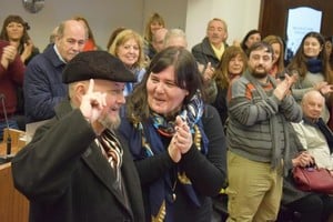 ELLITORAL_258687 |  Gentileza Prensa Alejandra Obeid Beltzer celebrando junto a su ex alumna e impulsora de la declaración, la concejala Alejandra Obeid, detrás, familiares, amigos y los prologuistas de sus obras (Jorge Ricci y Roberto Schneider).