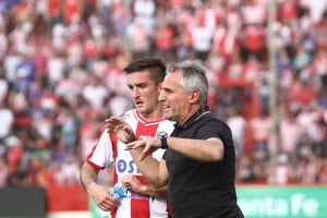 ELLITORAL_223736 |  Pablo Aguirre El padre de la criatura. Una vez más, en este arranque invicto en la Superliga, se nota la mano de Leonardo Carol Madelón en el Mundo Unión. Fue capaz de reemplazar a Lucas Gamba sin grandes impactos y sobrevivió muy bien a la novela Soldano. Hay una idea bien clara de ese 4-4-2, elástico y definido, para que cada jugador que llega entienda el mensaje.