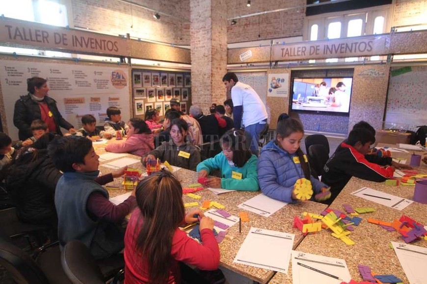 ELLITORAL_182603 |  Pablo Aguirre En el taller de inventos, los chicos de varias escuelas primarias  arman  ideas con piezas de goma. La curiosidad como clave.