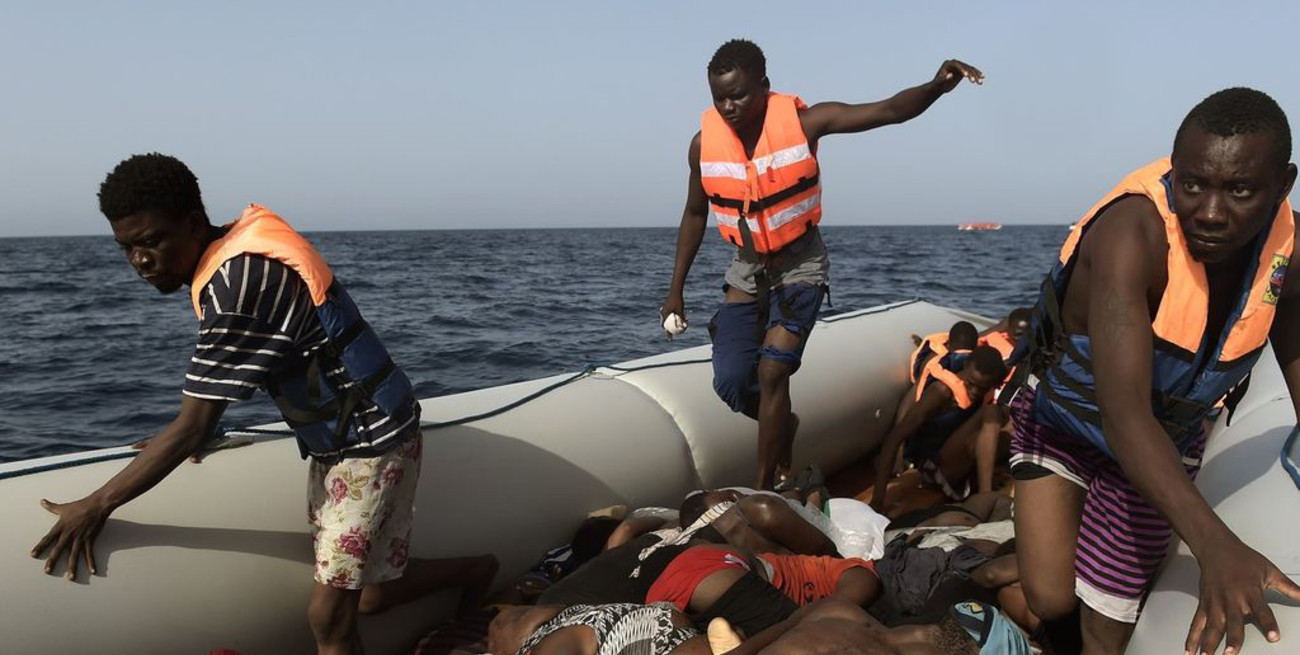 España recibe otro barco con migrantes, mientras el conflicto se agrava en el sur 