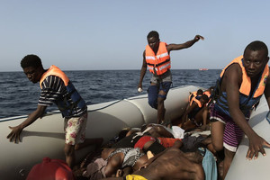 ELLITORAL_215935 |  Internet Fuertes imágenes de cómo viajan los migrantes en el Mediterráneo.
