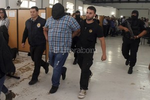 ELLITORAL_163523 |  Télam Una veintena de allanamientos simultáneos se realizaron en Rosario en el marco de una investigación por lavado de dinero.