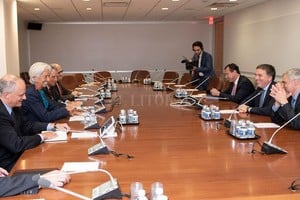 ELLITORAL_221852 |  Archivo El Litoral El ministro Nicolás Dujovne y su equipo durante el encuentro con Christine Lagarde en el FMI.