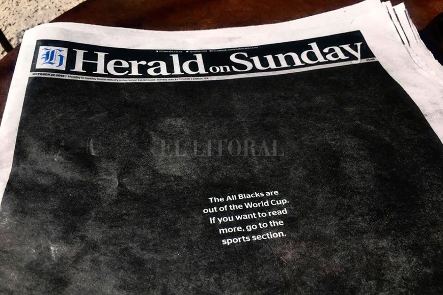 ELLITORAL_268384 |  Gentileza NZH La portada del New Zeland Herald del domingo pasado. En su tapa totalmente negra, el principal medio gráfico del país rezaba:  Los All Blacks están fuera de la RWC. Si quieres leer más, ve a la Sección Deportes .