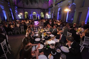 Manuel Fabatía Patio de la Reforma. En una noche plácida, el espacio central de la facultad fue un buen ámbito de interrelaciones, distinciones y buenas conversaciones.