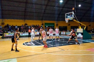 ELLITORAL_272168 |  Gentileza Liga Argentina Imbatible en el Braica. Ante unas 250 personas, Central Olímpico de Ceres lo cerró mejor que Unión y se quedó con su cuarta alegría al hilo en el marco de la Liga Argentina. Los dos equipos arrancaron mal la competencia y se acomodaron: el Tate dejó en Ceres una seguidilla con cinco victorias en fila de la mano de  Juanfra  Ponce.