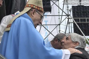 ELLITORAL_226941 |  El Litoral Hugo Moyano saluda al arzobispo Agustín Radrizzani luego de la misa.