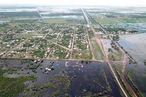 ELLITORAL_235639 |  Bolsa de Comercio de Rosario El Nochero, en el dpto 9 de Julio, con mucha agua en su zona rural pero también en la población. Postal que se repite en el norte santafesino.
