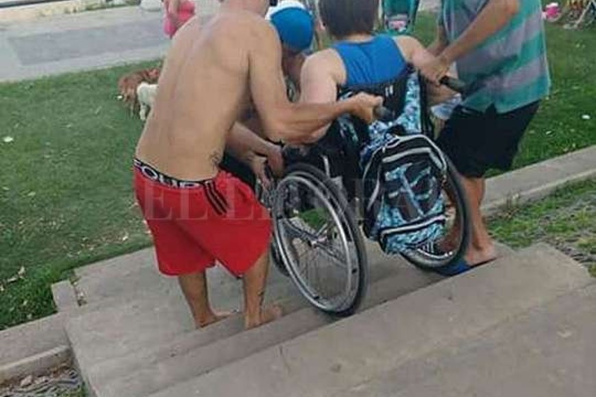 ELLITORAL_174699 |  Gentileza Sugara Prioridad. En las playas de la ciudad faltan rampas para facilitar el acceso a quienes tienen su movilidad reducida. Los familiares de las personas en sillas de ruedas o los guardavidas tienen que llevarlos  alzados  hasta la arena.