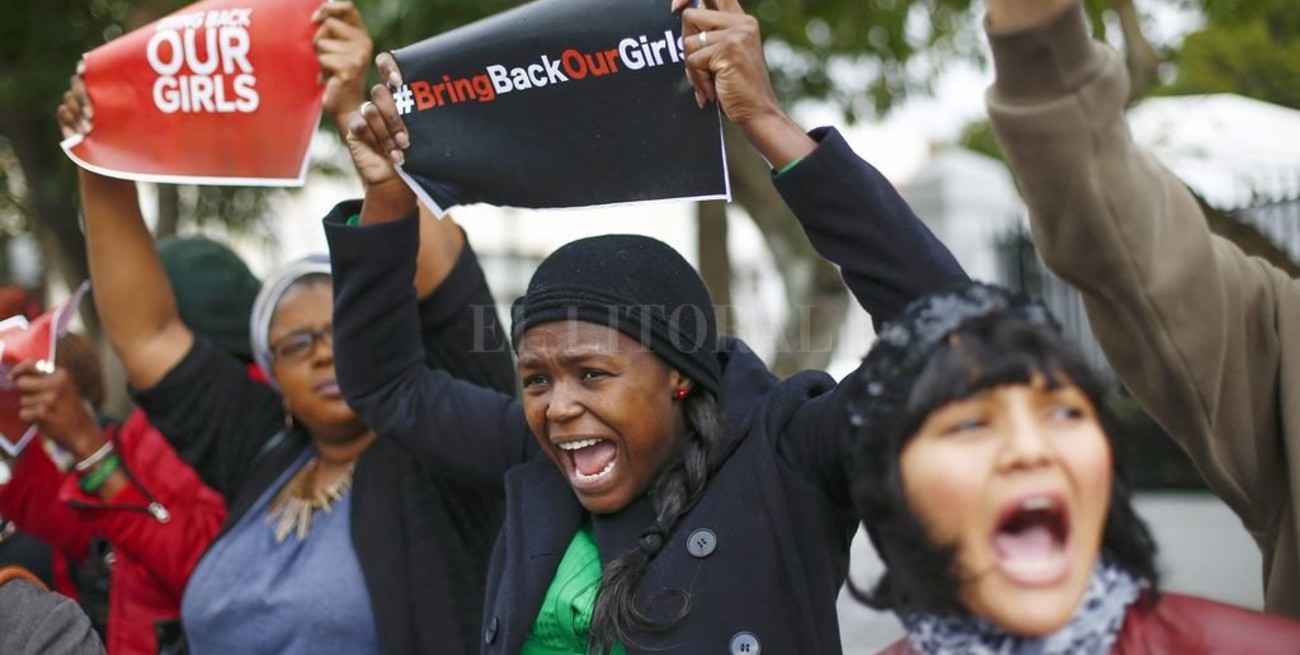 El presidente de Nigeria confirmó el secuestro de más de 100 niñas por Boko Haram