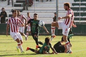 ELLITORAL_231292 |  Archivo El Litoral Leo Sánchez rechaza la pelota ante la atenta mirada de Bruno Pittón, su hermano Mauro y Erramuspe. Fue en el último partido que se jugó en tierras cuyanas, el único que Unión no perdió en Primera contra este rival.