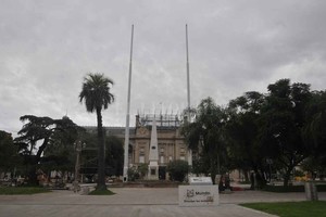ELLITORAL_211388 |  Flavio Raina 40 metros. Es la altura de las dos antenas levantadas en la plaza 25 de Mayo.
