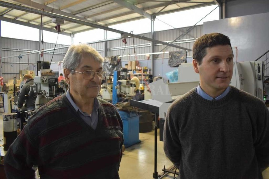 ELLITORAL_186651 |  Transmedia VT OMAR Y GUILLERMO GARCÍA, padre e hijo, quienes hoy llevan adelante los destinos de la fábrica de patines más importante del país.
