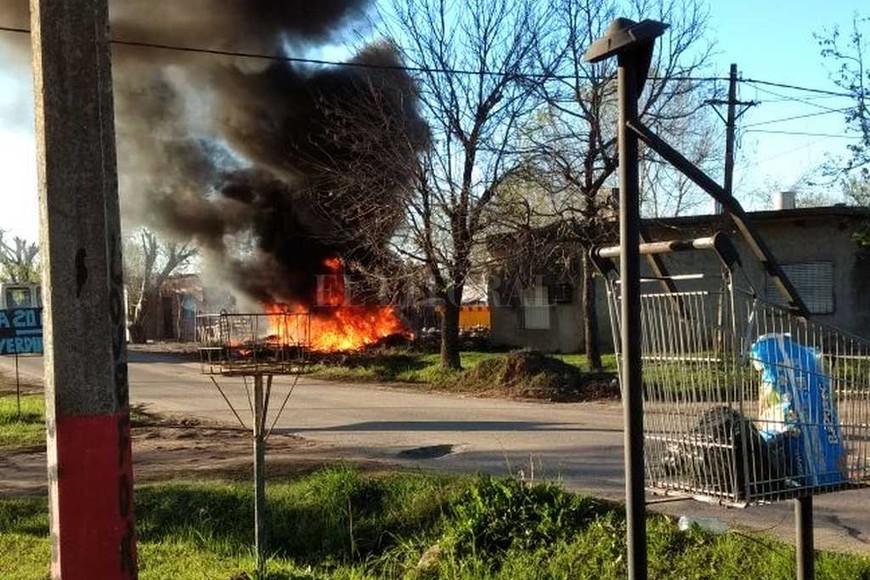 Vecinos cansados por la acumulación de basura sobre la vía