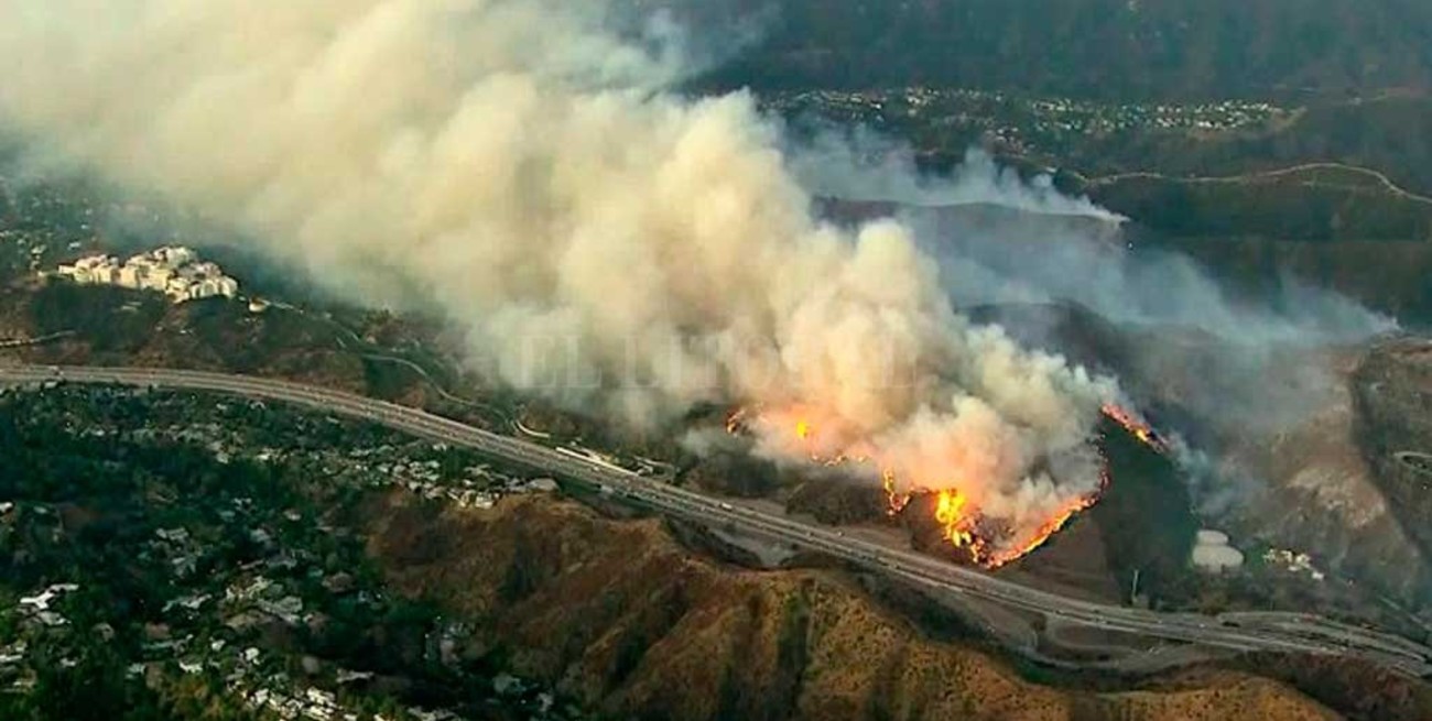 Evacúan a 10.000 residentes de una zona exclusiva de Los Ángeles por un incendio forestal