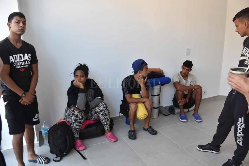 ELLITORAL_240759 |  Flavio Raina Amanecidos. Los cinco venezolanos, esta mañana, en el local comercial vacío donde pasaron la noche durmiendo en el suelo.