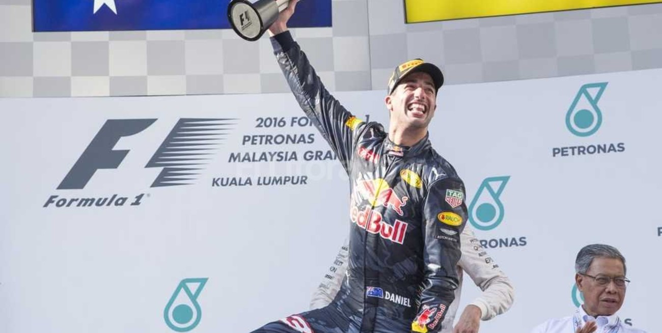 Ricciardo aprovechó el abandono de Hamilton y ganó en el GP de Malasia