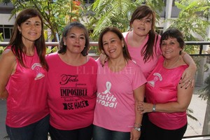 ELLITORAL_226713 |  Luis Cetraro DE REMARLA, A REMAR. Estas cinco mujeres forman parte de una agrupación que encontró en el remo una terapia post tratamiento al cáncer de mama pero también un estilo de vida inigualable.