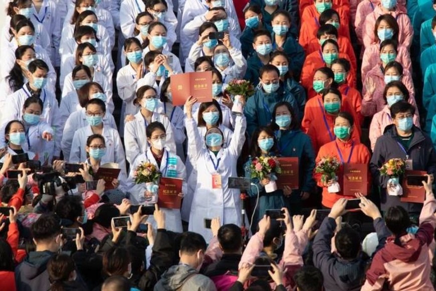ELLITORAL_289974 |  Gentileza El personal médico celebra después de que todos los pacientes fueran dados de alta en el hospital Wuchang Fangcang.