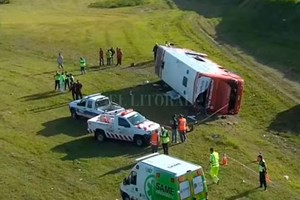 Dos muertos tras el vuelco de un micro en la Ruta 2