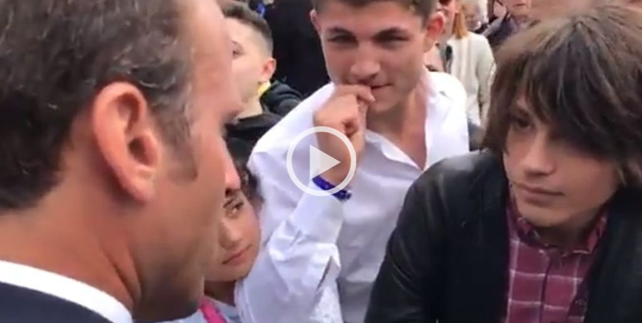 Macron retó a un joven que lo llamó Manu: "a mí me llamas señor presidente o señor"