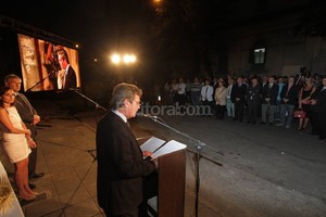 Pablo Aguirre Miguel Irigoyen, hoy en el cargo de rector de la UNL, explicó que Litus proviene del latín y significa costa o litoral . Por la pantalla gigante se proyectaba la primera transmisión del canal.