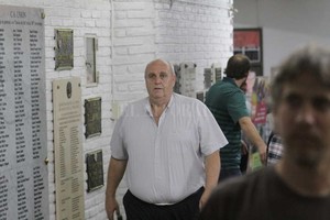 Pablo Aguirre Demasiada presión.El presidente Luis Spahn caminando por los pasillos tatengues rumbo a la última y polémica asamblea en el Club Atlético Unión. Los referentes de la oposición denunciaron públicamente ayer que empezaron a surgir claras diferencias entre el relato de la máxima figura política ?por lo que dijo esta misma semana ante los socios? y lo que arrojan los balances. Más que nunca cobra importancia la auditoría.