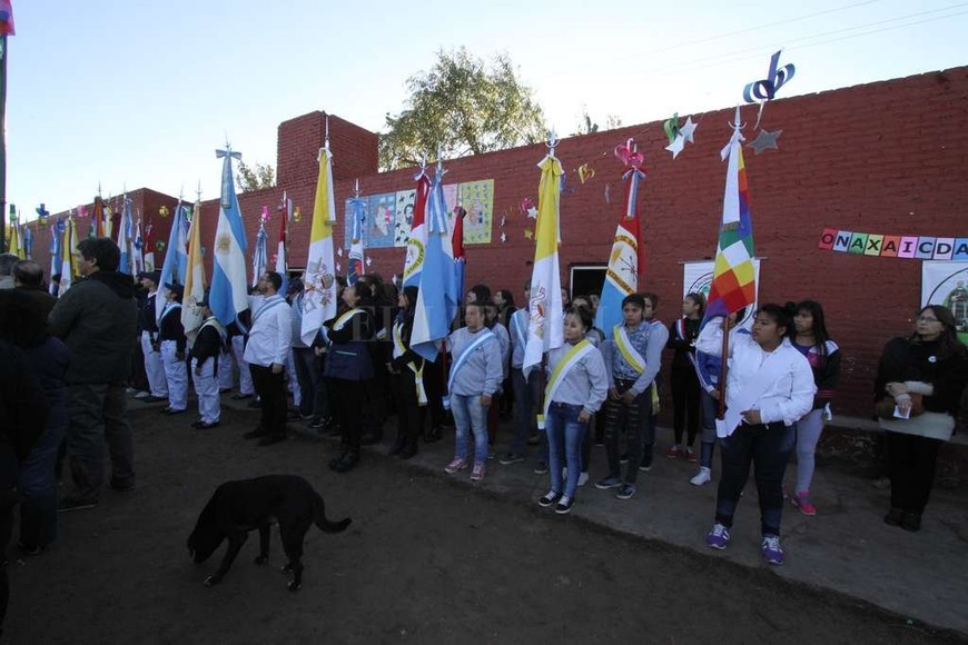 ELLITORAL_180797 |  Mauricio Garín Los abanderados de un acto del que participó la comunidad de barrio Las Lomas.