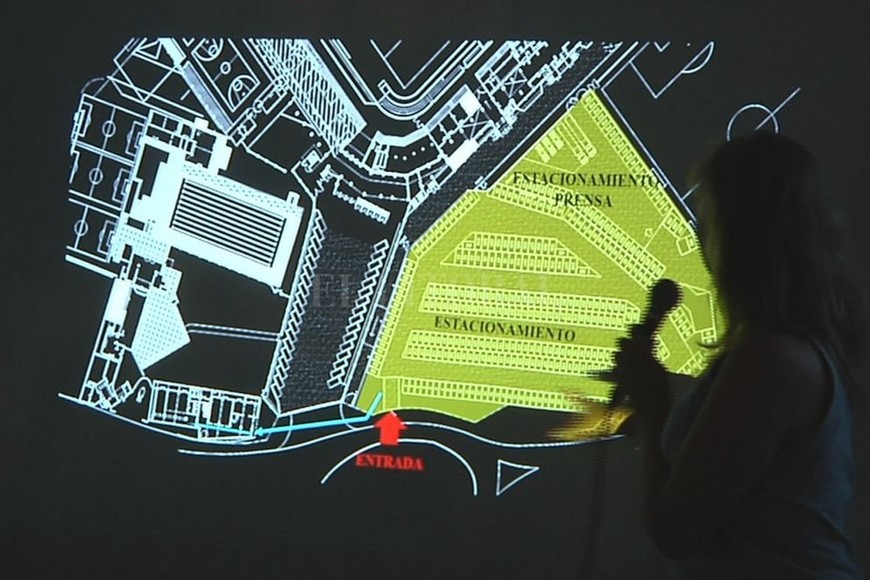 ELLITORAL_233746 |  El Litoral El estudio Otto Papis. En la foto, aparece Maureen Papis explicando los detalles de la obra en la sede. La hija del recordado Otto junto a Francisco  Pancho  González son quienes llevaron al papel las ideas del presidente José Néstor Vignatti, que se inspiró en sus viajes a Alemania para vender a Lucas Alario. Es la obra más importante de José luego del estadio.