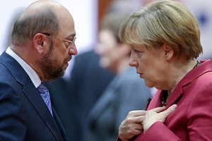 ELLITORAL_200525 |  OLIVIER HOSLET Martin Schulz, Partido Socialdemócrata (SPD) junto a Ángela Merkel, Unión Demócrata Cristiana (CDU).