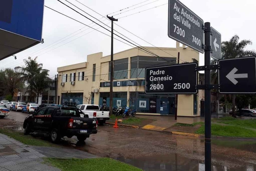 ELLITORAL_222719 | Danilo Chiapello Desesperada, la hija de la mujer se detuvo en A. del Valle y Padre Genesio para pedir auxilio en el Centro Territorial de Denuncias.