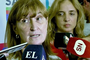 ELLITORAL_273344 |  Luis Cetraro Andrea Uboldi, Ministra de Salud provincial, acompañada por Carolina Cudós, directora provincial de Epidemiología.