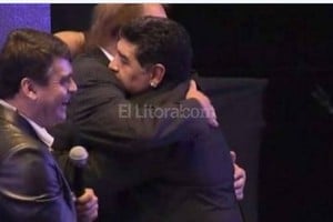 Diario Olé En el festejo organizado en la Municipalidad de Vicente López para conmemorar los 30 años del último título mundial de la Argentina, Diego Maradona dejó de lado los roces e invitó a Carlos Bilardo a subir al escenario, donde estaban los 17 jugadores de aquel plantel que se hicieron presentes. Ni bien subió, el 10 y el DT se fundieron en un abrazo y, lleno de emoción, el Narigón no pudo ocultar el llanto.