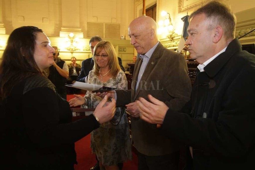 ELLITORAL_188408 |  Pablo Aguirre La hija de López Candioti fue la encargada de recibir el diploma de la Cámara. Luego, hubo palabras elogiosas y afectuosas hacia su padre de parte de los colegas.