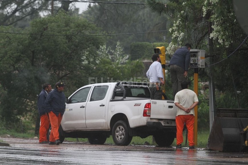ELLITORAL_169356 |  Mauricio Garín Cuadrillas de operarios reparaban esta mañana los daños que causó la tormenta en el sistema de semaforización.
