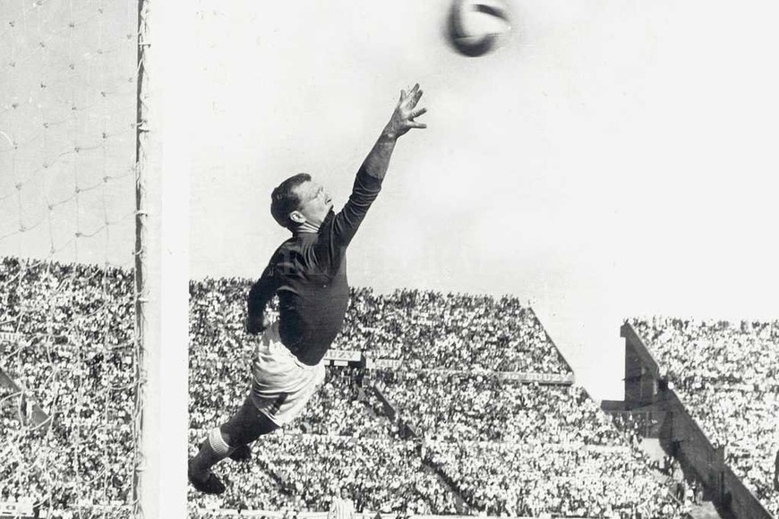 ELLITORAL_194782 |  Archivo El Litoral El vuelo de Fallon se hace estéril ante la brillante ejecución de Cárdenas y la pelota ingresa en ángulo superior derecho.